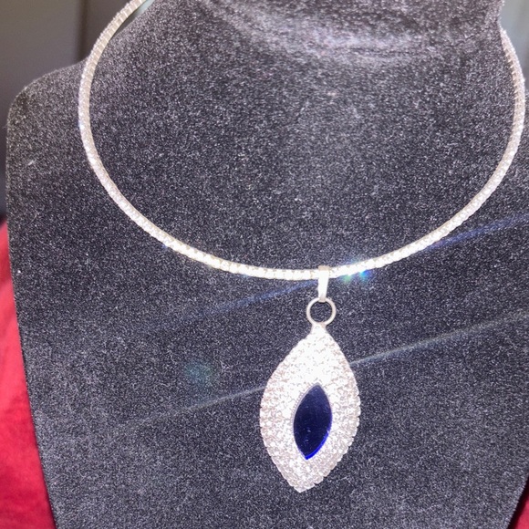Elegant Silver and Blue Necklace Set - Picture 3 of 14